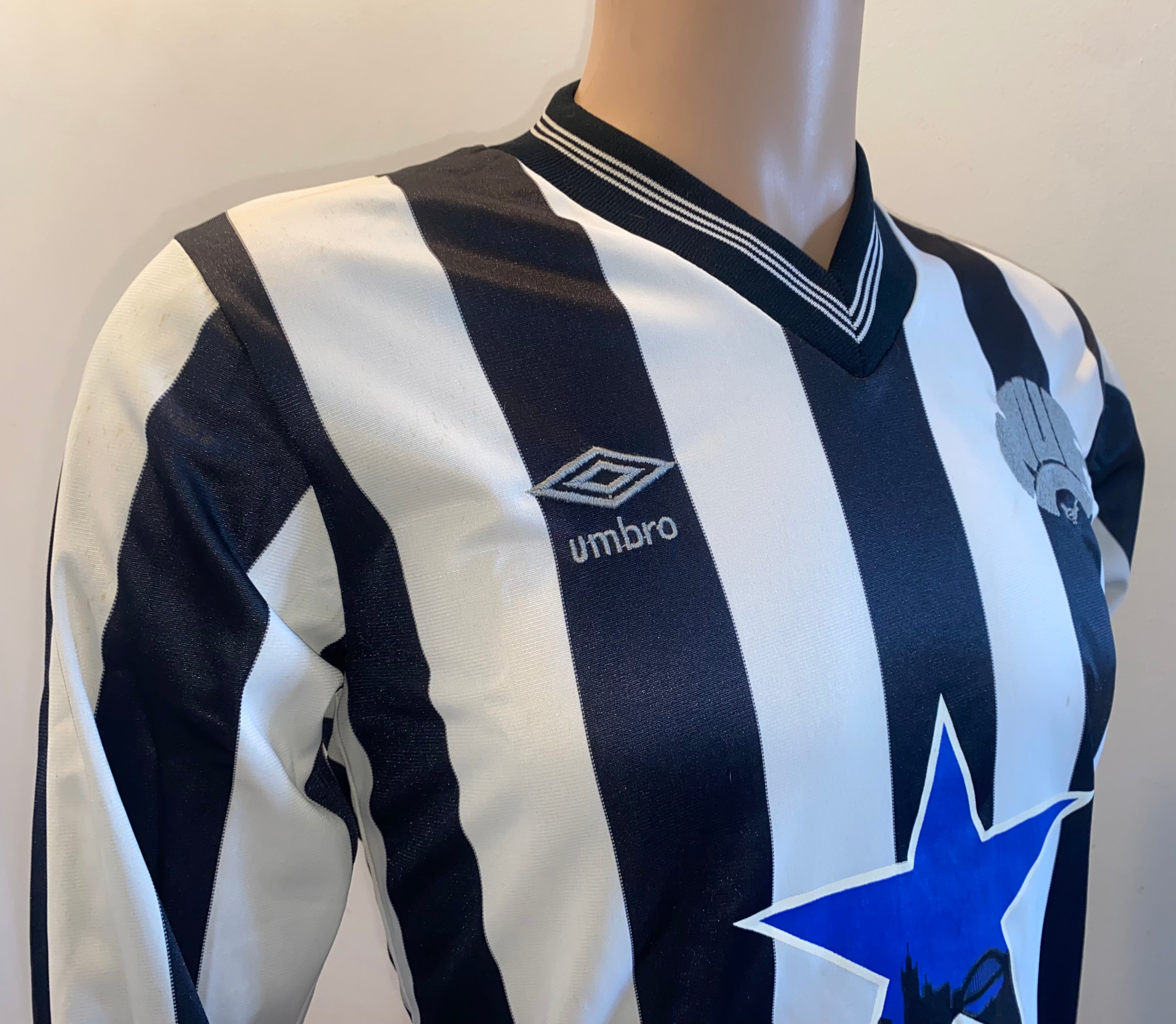 1984/85 NEWCASTLE UNITED MATCH WORN UMBRO HOME SHIRT #7