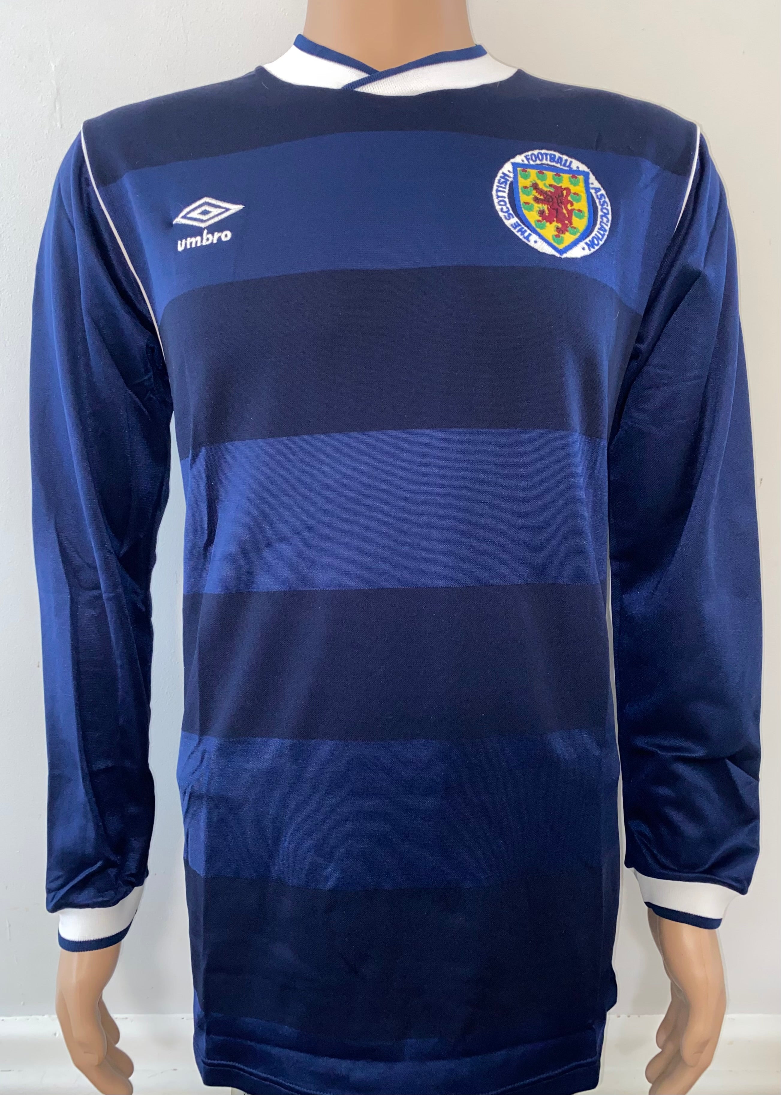 1985-86 SCOTLAND MATCH ISSUE HOME L/S SHIRT (ALBISTON #19)